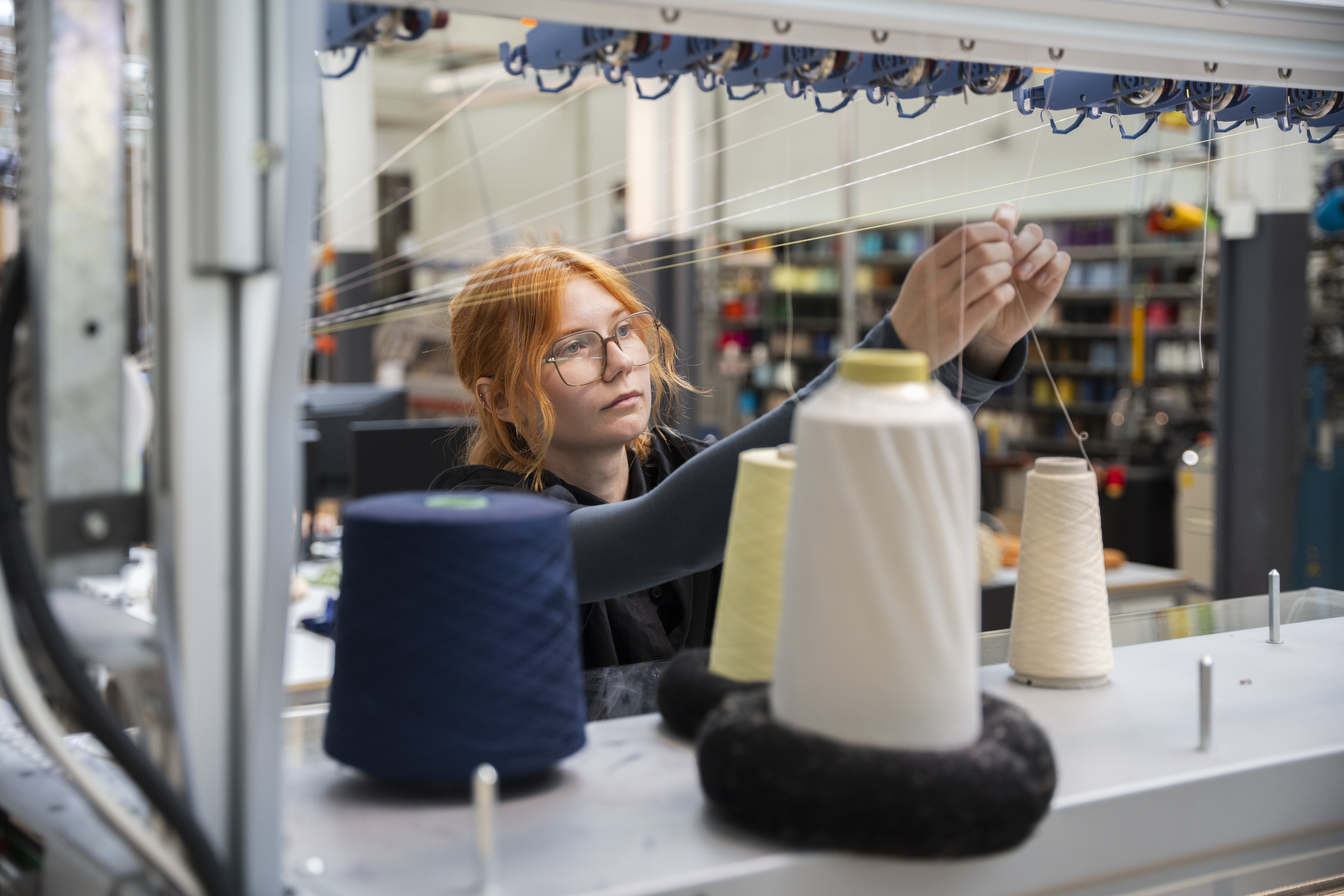 Ellen Lagerström aan het werk in het TextielLab. Foto door Patty van den Elshout